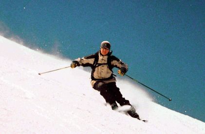 640px-Skier-carving-a-turn